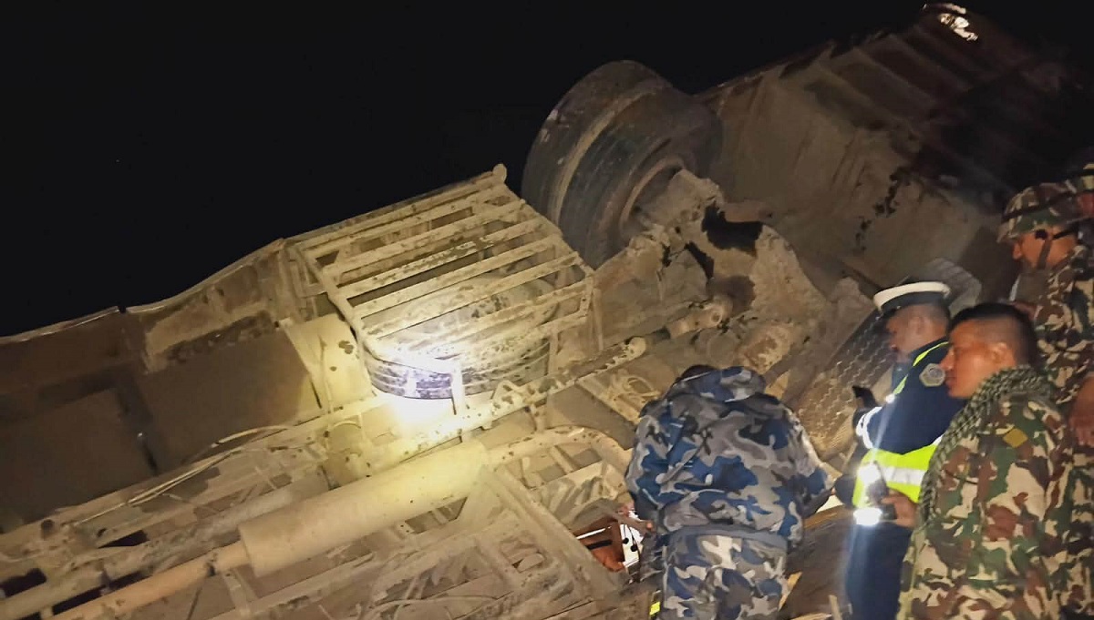 धादिङको चरौदीमा बस दुर्घटना : दुई विदेशीसहित १७ जनाको मृत्यु, २६ घाइते